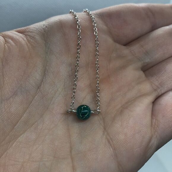 💛 Silver & Green Stone Choker Necklace - Picture 3 of 4